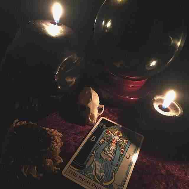 Ритуал с Таро на деньги Возьмите: Зеленую свечу; Карты Таро; Масло имбиря или корицы….