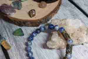 Содалит — камень инков: свойства синего талисмана Содалит — это полудрагоценный камень примечательный своей…