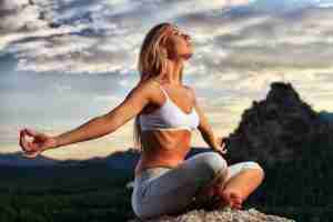6 ДЫХАТЕЛЬНЫХ ТЕХНИК, ПОМОГАЮЩИХ РАССЛАБИТЬСЯ ЗА 10 МИНУТ Правильное дыхание помогает расслабиться, успокоиться, снять…